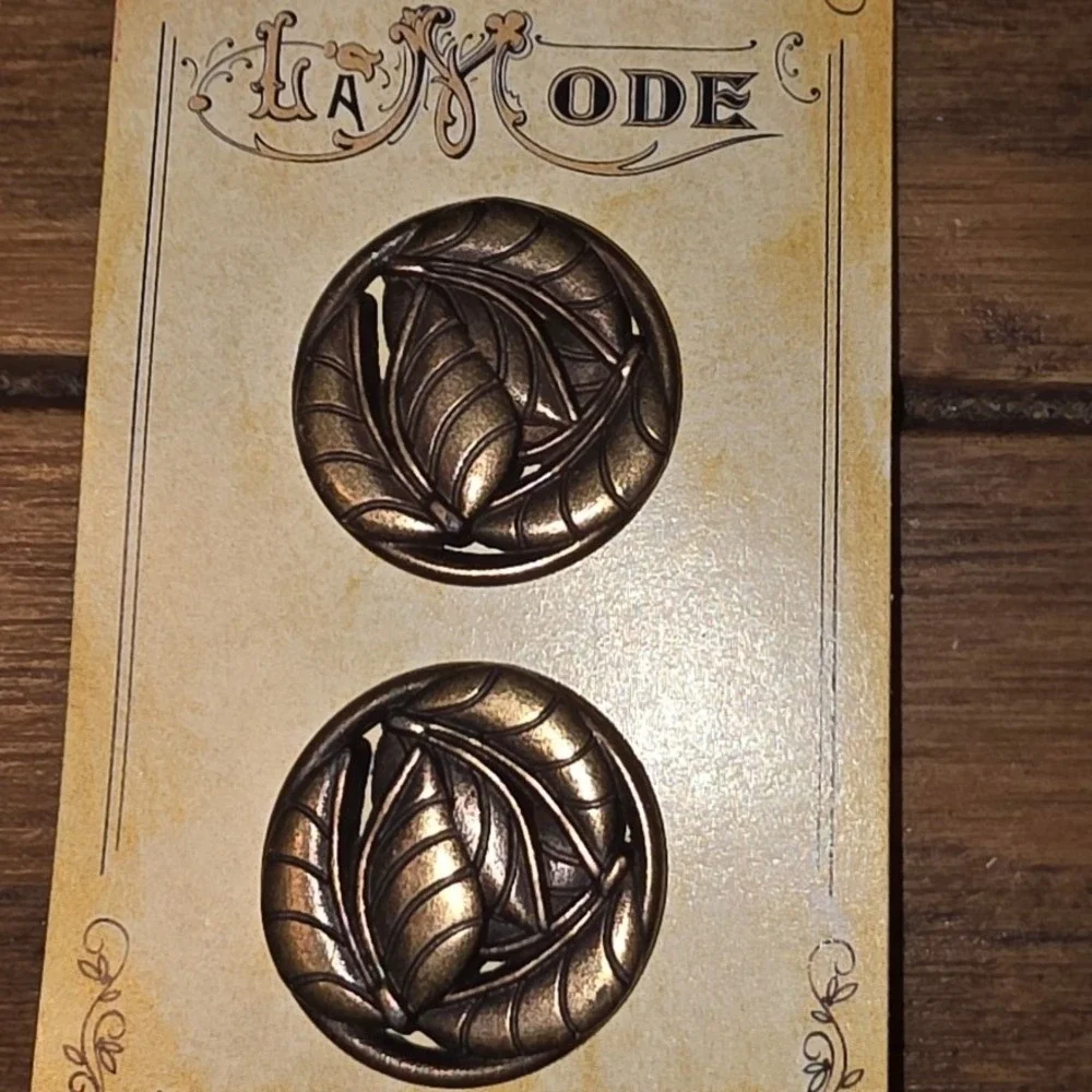 La Mode Vintage Style Leaf Buttons Antique Bronze Metal 1 1/8in